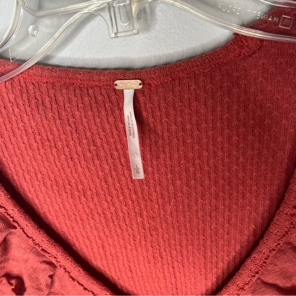 FREE PEOPLE Burnt Orange V Neck Ruffle Thermal Top L - Picture 3 of 4